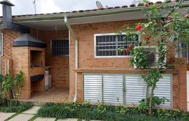 Imagem: A casa possui 2 Dormitórios, 1 Banheiro, 2 Vagas na garagem