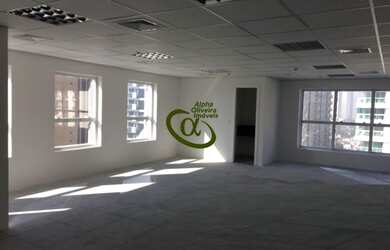 Imagem: O depósito possui 5 Vagas na garagem, 252m² de Área e está