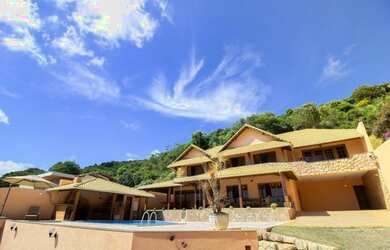 Imagem: A casa possui 4 Dormitórios, 4 Banheiros, 4 Vagas na garagem