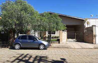 Imagem: A casa possui 3 Dormitórios, 3 Banheiros, 2 Vagas na garagem