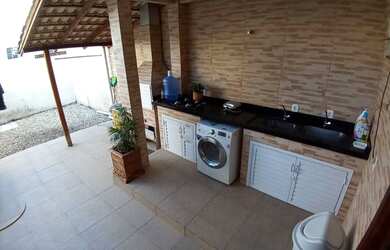 Imagem: A casa possui 2 Dormitórios, 2 Banheiros, 2 Vagas na garagem