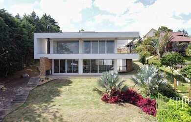 Imagem: A casa em condomínio possui 4 Dormitórios, 5 Banheiros, 5