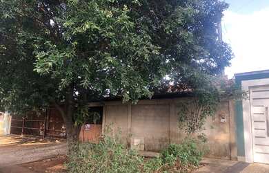 Imagem: A casa possui 3 Dormitórios, 2 Banheiros, 3 Vagas na garagem