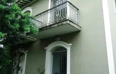 Imagem: A casa possui 5 Dormitórios, 4 Banheiros, 4 Vagas na garagem