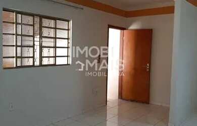 Imagem: A casa possui 3 Dormitórios, 1 Banheiro, 2 Vagas na garagem