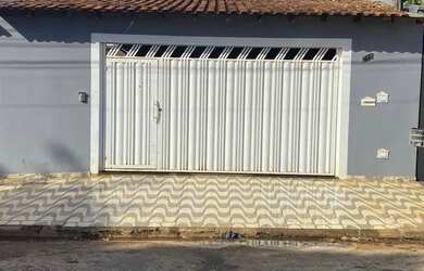 Imagem: A casa possui 2 Dormitórios, 2 Banheiros, 2 Vagas na garagem