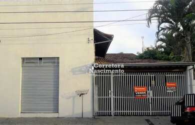 Imagem: A casa possui 3 Dormitórios, 2 Banheiros, 5 Vagas na garagem