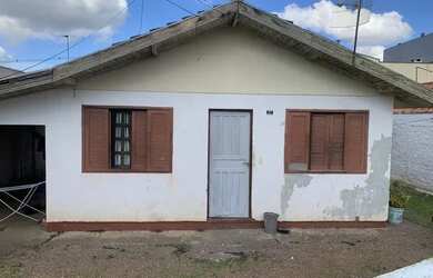 Imagem: A casa possui 2 Dormitórios, 1 Banheiro, 3 Vagas na garagem