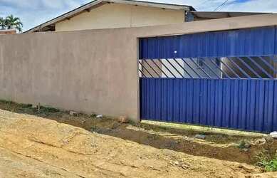 Imagem: A casa possui 2 Dormitórios, 1 Banheiro e 2 Vagas na garagem