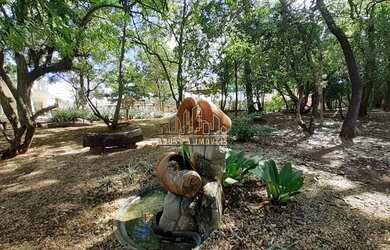 Imagem: A casa possui 3 Dormitórios, 5 Banheiros, 4 Vagas na garagem