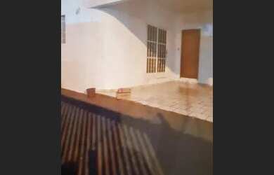 Imagem: A casa possui 3 Dormitórios, 2 Banheiros, 2 Vagas na garagem