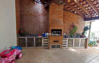 Imagem: A casa possui 4 Dormitórios, 4 Banheiros, 4 Vagas na garagem