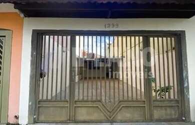 Imagem: A casa possui 2 Dormitórios, 1 Banheiro, 4 Vagas na garagem