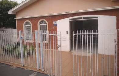 Imagem: A casa possui 3 Dormitórios, 3 Banheiros, 130m² de Área