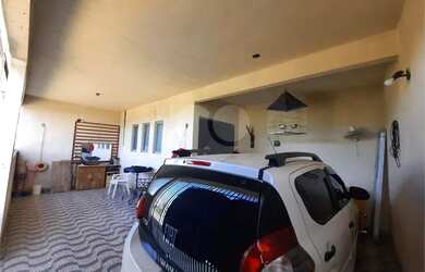 Imagem: A casa possui 3 Dormitórios, 2 Banheiros, 2 Vagas na garagem