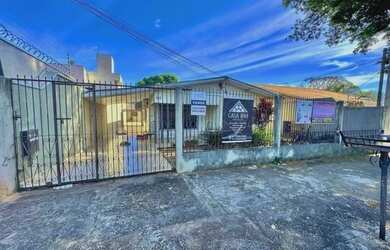 Imagem: A casa possui 5 Dormitórios, 2 Banheiros, 4 Vagas na garagem