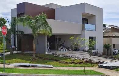 Imagem: A casa em condomínio possui 4 Dormitórios, 5 Banheiros, 5