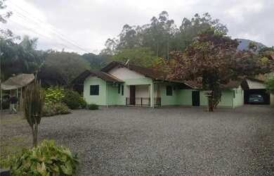 Imagem: A casa possui 2 Dormitórios, 1 Banheiro, 2 Vagas na garagem