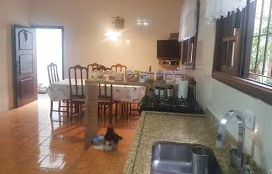 Imagem: A casa possui 3 Dormitórios, 4 Banheiros, 3 Vagas na garagem