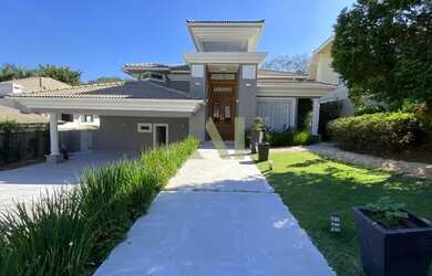 Imagem: A casa em condomínio possui 4 Dormitórios, 5 Banheiros, 3