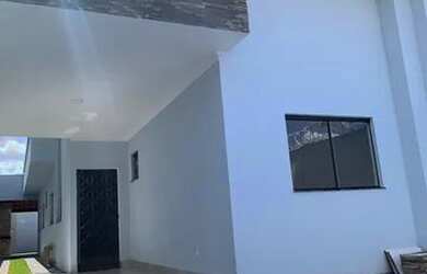 Imagem: A casa possui 3 Dormitórios, 2 Banheiros, 2 Vagas na garagem