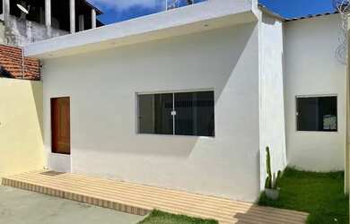 Imagem: A casa possui 4 Dormitórios, 3 Banheiros, 2 Vagas na garagem