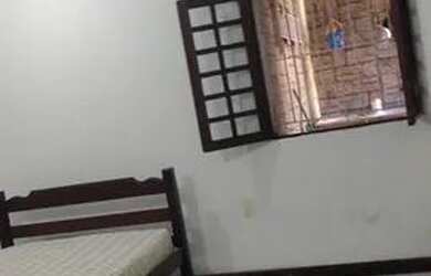 Imagem: A casa possui 1 Dormitório, 2 Banheiros, 4 Vagas na garagem