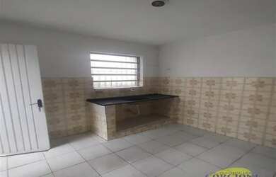 Imagem: A casa possui 1 Dormitório, 1 Banheiro, 1 Vaga na garagem