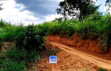 Imagem: O terreno possui Churrasqueira, Piscina, Varanda, Lareira e