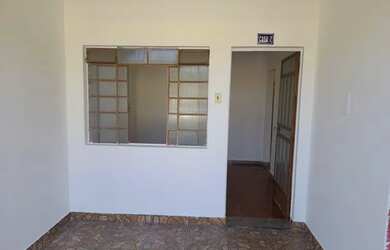 Imagem: A casa possui 3 Dormitórios, 2 Banheiros, 1 Vaga na garagem