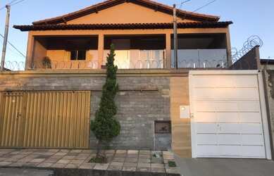 Imagem: A casa possui 4 Dormitórios, 2 Banheiros, 1 Vaga na garagem