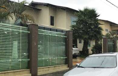 Imagem: A casa em condomínio possui 4 Dormitórios, 4 Banheiros, 4