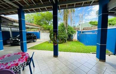 Imagem: A casa possui 3 Dormitórios, 3 Banheiros, 4 Vagas na garagem