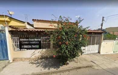 Imagem: A casa possui 3 Dormitórios, 1 Banheiro, 2 Vagas na garagem