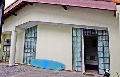 Imagem: A casa possui 4 Dormitórios, 2 Banheiros, 2 Vagas na garagem