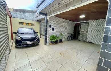 Imagem: A casa possui 3 Dormitórios, 3 Banheiros, 2 Vagas na garagem