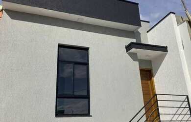 Imagem: A casa possui 2 Dormitórios, 2 Banheiros, 2 Vagas na garagem