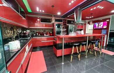 Imagem: A casa possui 5 Dormitórios, 5 Banheiros, 2 Vagas na garagem