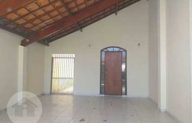 Imagem: A casa possui 3 Dormitórios, 2 Banheiros, 4 Vagas na garagem