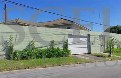 Imagem: A casa possui 3 Dormitórios, 5 Banheiros, 5 Vagas na garagem