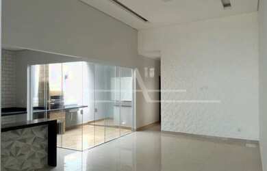 Imagem: A casa possui 3 Dormitórios, 2 Banheiros, 2 Vagas na garagem