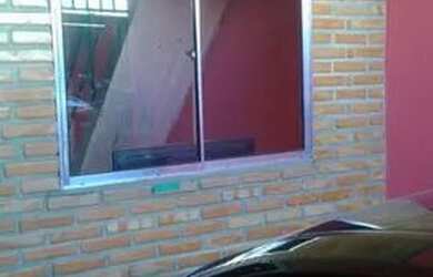 Imagem: A casa possui 3 Dormitórios, 1 Banheiro, 1 Vaga na garagem