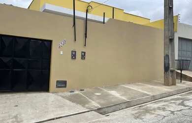 Imagem: A casa possui 2 Dormitórios, 1 Banheiro, 100m² de Área, Direto