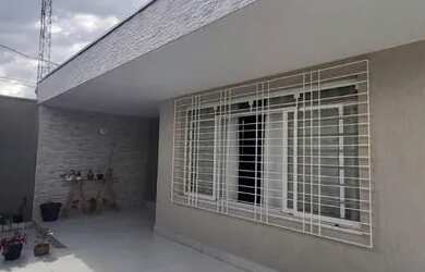 Imagem: A casa possui 3 Dormitórios, 3 Banheiros, 2 Vagas na garagem