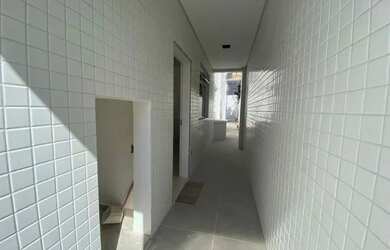 Imagem: A casa possui 3 Dormitórios, 2 Banheiros, 1 Vaga na garagem