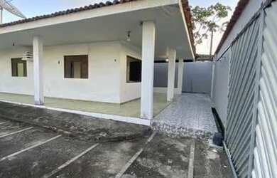 Imagem: A casa possui 3 Dormitórios, 2 Banheiros, 4 Vagas na garagem