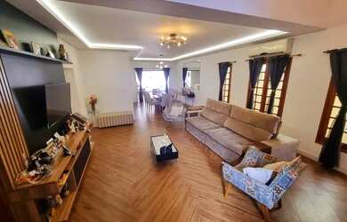 Imagem: A casa em condomínio possui 4 Dormitórios, 4 Banheiros, 4