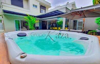 Imagem: A casa em condomínio possui 4 Dormitórios, 5 Banheiros, 4