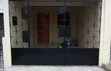 Imagem: A casa possui 3 Dormitórios, 1 Banheiro e 1 Vaga na garagem