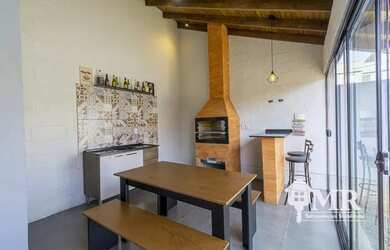 Imagem: A casa possui 2 Dormitórios, 2 Banheiros, 2 Vagas na garagem